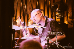 Ric Elsworth (Schlagzeug, Percussion)
