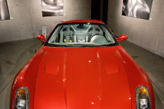 Ferrari 599 GTB Fiorano – Eine Ikone der modernen V12-Technik. Begleitend an den Wänden: Fotografien von Alain Fleischer
