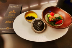 Alpenkaviar trifft Alpenlachs: Geflämmter Lachs / Bonito Rettich Sud / Oona Caviar in der Dose / Schnittlauch