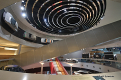 Während die Fahrzeuge in Ruhe dösen geht es im Mercedes-Benz Museum bis weit in die Nacht weiter