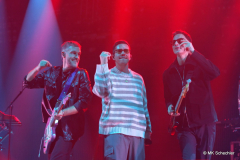 Nico Santos mit Bandmitgliedern