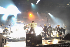Nico Santos mit Bandmitgliedern