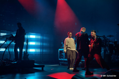 Nico Santos mit Bandmitgliedern