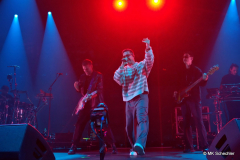 Nico Santos mit Bandmitgliedern