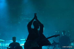 Nico Santos mit Bandmitgliedern