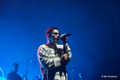 Nico Santos mit Bandmitgliedern