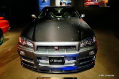 Nissan Skyline GT-R | R34 V-Spec Motor:   2,6 Liter-Reihensechszylinder Twin-Turbo (RB26DETT) Baujahr:   1999 Leistung:  offiziell 280 PS (tatsächlich ~320 PS) Special:  Super HICAS-Allradlenkung Midnight Purple-Lackierung