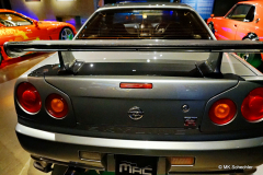 Nissan Skyline GT-R | R34 V-Spec Motor:   2,6 Liter-Reihensechszylinder Twin-Turbo (RB26DETT) Baujahr:   1999 Leistung:  offiziell 280 PS (tatsächlich ~320 PS) Special:  Super HICAS-Allradlenkung Midnight Purple-Lackierung