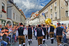 Trachtengruppen aus dem ganzen Land: 50 BILDER DES SLOWENISCHEN KLEIDUNGSERBE