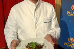 Harald Wohlfahrt mit einem Menü-Gang