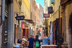 Durch die Enge Gasse ins Restaurant
