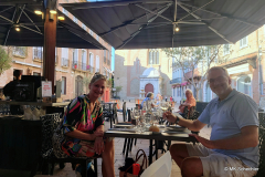 Auf dem Platz vor der Kathedrale, Terrasse Restaurant „Ô Belles Gambettes“