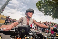 Peter Maffay fährt mit einer Harley-Davidson auf die Bühne