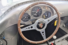 Spartanisches Cockpit