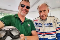 Kurzes Anstoßen mit Strietzel Stuck, der eben seinenHelm ausgezogen hat