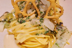 Im Porsche Tunnel Club erwartet die Gäste ein gehobenes gastronomisches Angebot, das von Spitzenkoch Michael Wilhelmer und „Cannstatt kocht by Aramark“ kuratiert wird. 