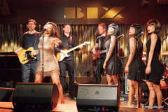 Tina-Darstellerin Aisata Blackman singt mit Band "Proud Mary"