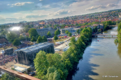 Blick auf die Festwiese vom fahrenden Zug auf dem Viadukt eine Stunde vor dem Konzert
