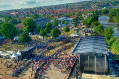 Blick auf die Festwiese vom fahrenden Zug auf dem Viadukt eine Stunde vor dem Konzert