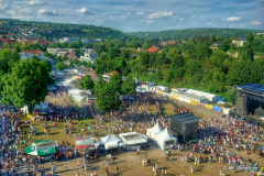 Blick auf die Festwiese vom fahrenden Zug auf dem Viadukt eine Stunde vor dem Konzert