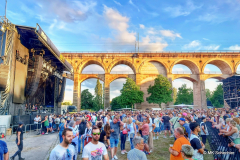 Bühne mit Blick auf das Viadukt