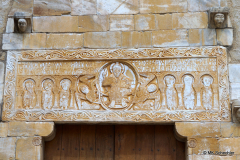 Türsturz der Klosterkirche aus dem Jahr 1019, das älteste datierte romanische Steinrelief Frankreichs