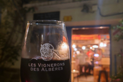 Ein Glas regionaler Rotwein