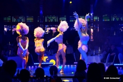 Gestartet wird mit den bezaubernden "Vegas Showgirls" ...