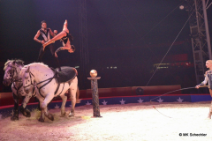 René Casselly mit Schwester Merry Lu und Quincy Azzario – Weltweihnachtszircus 2022