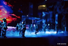 1. Akt Szene 1: Reel Around the Sun