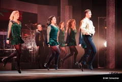 1. Akt Szene 1: Reel Around the Sun