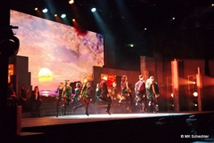 1. Akt Szene 1: Reel Around the Sun