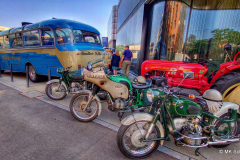 Der historische Mercedes-Benz-Bus (Original Mannschaftsbus der Fußball-Nationalmannschaft 1954) aus dem Konrad-Auwärter-Museum wird begleitet von vier „Rotnasen“ auf der Fahrt vom Radisson blu Hotel am Porsche Design Tower rüber zur Solitude. Weitere historische Fahrzeuge wie Polizei-Motorräder eskortieren ebenso.