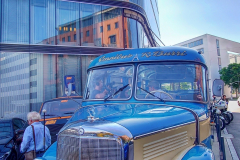 Der historische Mercedes-Benz-Bus (Original Mannschaftsbus der Fußball-Nationalmannschaft 1954) aus dem Konrad-Auwärter-Museum wird begleitet von vier „Rotnasen“ auf der Fahrt vom Radisson blu Hotel am Porsche Design Tower rüber zur Solitude. Weitere historische Fahrzeuge wie Polizei-Motorräder eskortieren ebenso.
