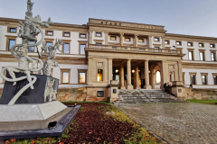 Die Chronik einer grotesken Entgleisung. "S21 – Das Denkmal" von Peter Lenk in Stuttgart am Stadtpalais