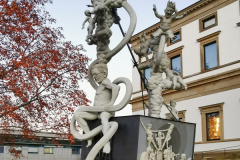Die Chronik einer grotesken Entgleisung. "S21 – Das Denkmal" von Peter Lenk in Stuttgart am Stadtpalais