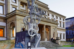 Die Chronik einer grotesken Entgleisung. "S21 – Das Denkmal" von Peter Lenk in Stuttgart am Stadtpalais