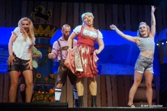 Dirndl-Show mit Augenzwinkern