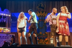 Dirndl-Show mit Augenzwinkern