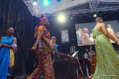 Cécile McLorin Salvant, Angélique Kidjo und Lizz Wright betreten die Bühne