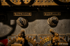 t4_Vintage-Steuerpult-mit-Messingdetails