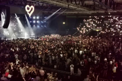 Bei "Home" wurde es dann emotional und romantisch, ein Lichtermeer aus Tausenden Handys illuminierte die ausverkaufte Stuttgarter Schleyer-Halle.