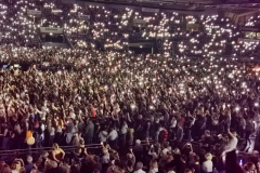 Bei "Home" wurde es dann emotional und romantisch, ein Lichtermeer aus Tausenden Handys illuminierte die ausverkaufte Stuttgarter Schleyer-Halle.