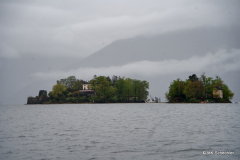 Die Brissago-Inseln tauchen aus dem Nebel auf