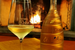 Der Sekt Charme feiert den 25. Jahrgang. Merlot aus dem Tessin als Basis: Mit dieser weiß vinifizierten Rebsorte entstand der erste Spumante Blanc de Noir, der zu 100% aus Merlot-Trauben hergestellt wurde.