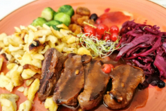 Ristorante Fiorentina Locarno: Hirsch-Medaillons mit hausgemachten Spätzle, Rotkraut, Rosenkohl, Kastanien und Apfel