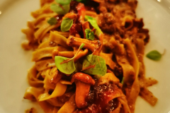 Farina-Bona Tagliatelle mit Wildschwein-Ragout mit Pfefferlingen und Preiselbeeren