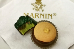 Pasticceria Marnin: Links die Kamelienpraline mit Grüner Tee-Füllung