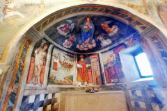 Chiesa San Bernardo: Kirche aus Naturstein mit restaurierten Fresken biblischer Szenen aus der Mitte des 14. Jh.