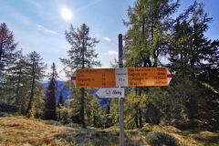 Ideal für Wanderer: klare Hinweisschilder mit Zeitangaben